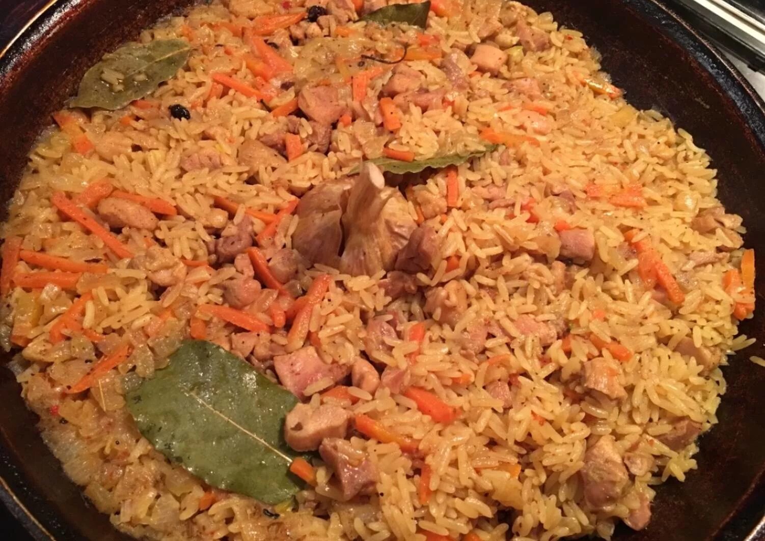 Плов в сковороде рецепт пошагово. Сковородка для плова. Плов в сковороде рецепт пошагово. Плов в казане. Плов с курицей на сковороде пошаговый.