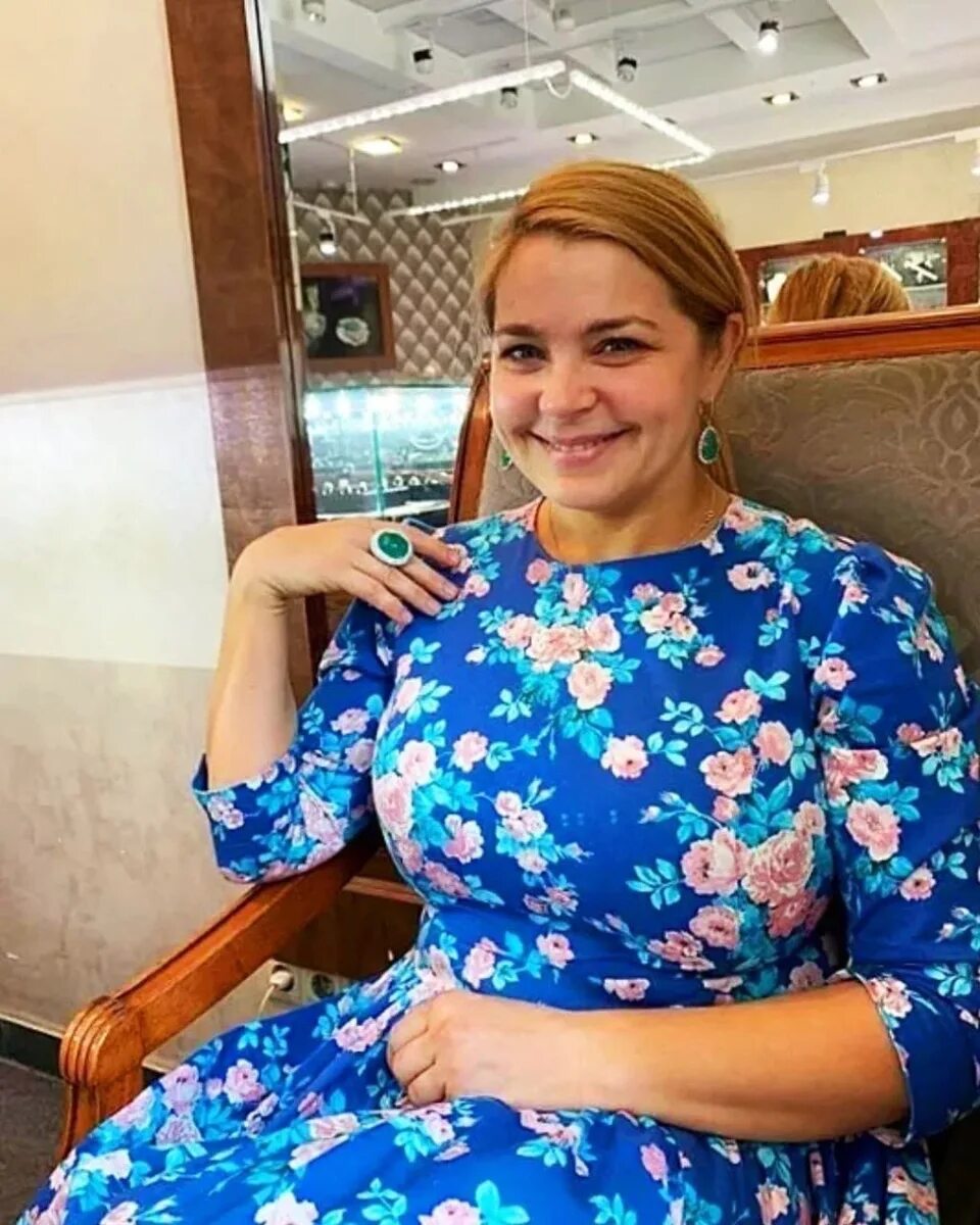 Пышные формы Пеговой в купальнике восхитили публику