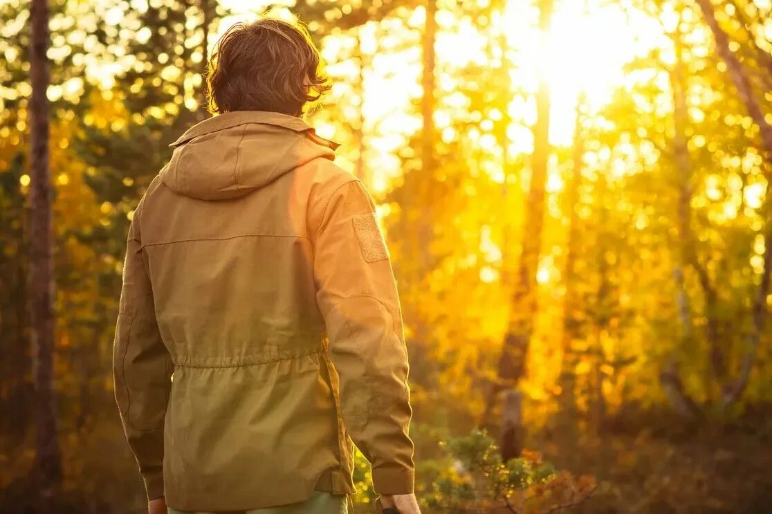 Идти к богу. Человек уходит. Men raincoat. Alone way люди не поймут. Alone way люди не поймут.