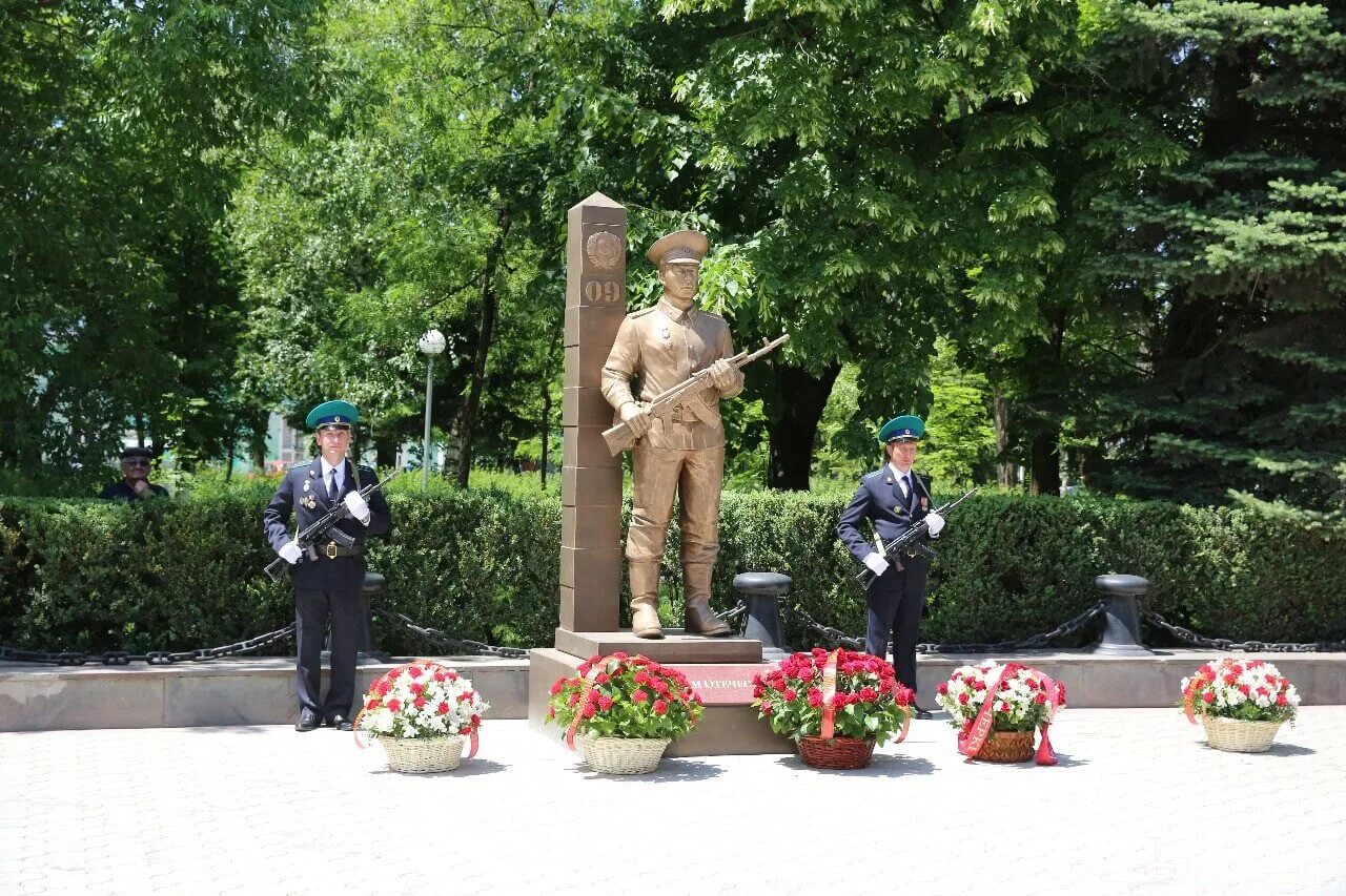 Пост черкесск. Парк Победы аллея славы Черкесск. Аллея героев в Черкесске. Аллея пограничников Черкесск. Памятник пограничникам.