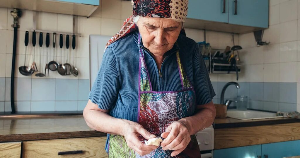 Бабушка можно приехать пожить глава 79. Бабка месит тесто. бабушка замешивает тесто. бабуля на кухне. советы бабушки.