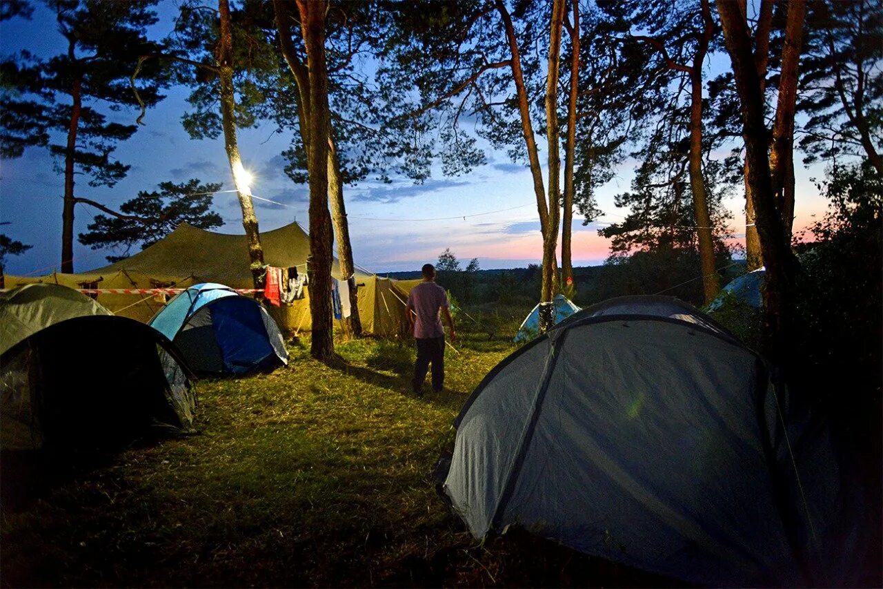 Camping rus. Таганай палаточный городок. Сямозеро кемпинг с палатками. Можайское водохранилище палаточный лагерь. Палаточный лагерь на Дукке.