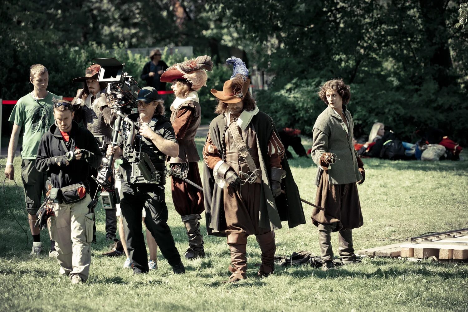 Дартаян и тримушкитора. Три мушкетера 2013 лыков. Д артаньян и три мушкетера атос. В каком году вышли три мушкетера. Атос портос арамис и д'артаньян.