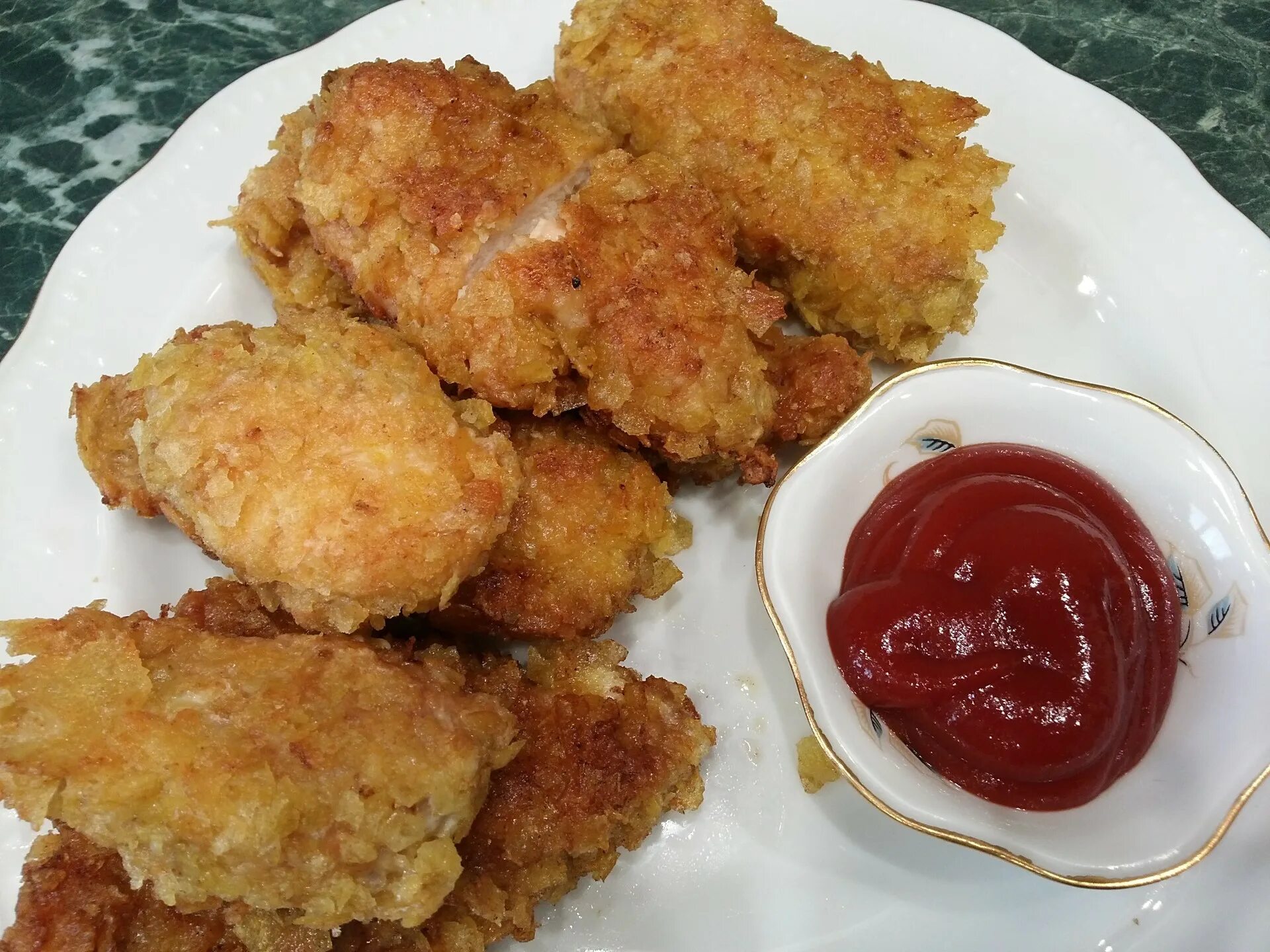 Как сделать чипсы дома из картошки. Куриные чипсы на сковороде. Чипсы в тарелке. Чипсы на сковороде. Наггетсы куриные в чипсах.