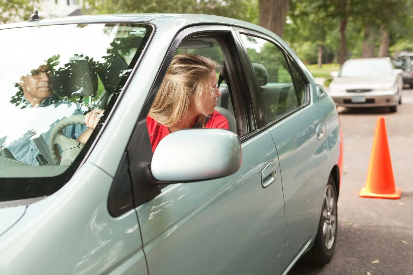 Напиши по образцу drive a car she. Девушка с инструктором в автомобиле. Девушка водит машину спиной. Сток машина.