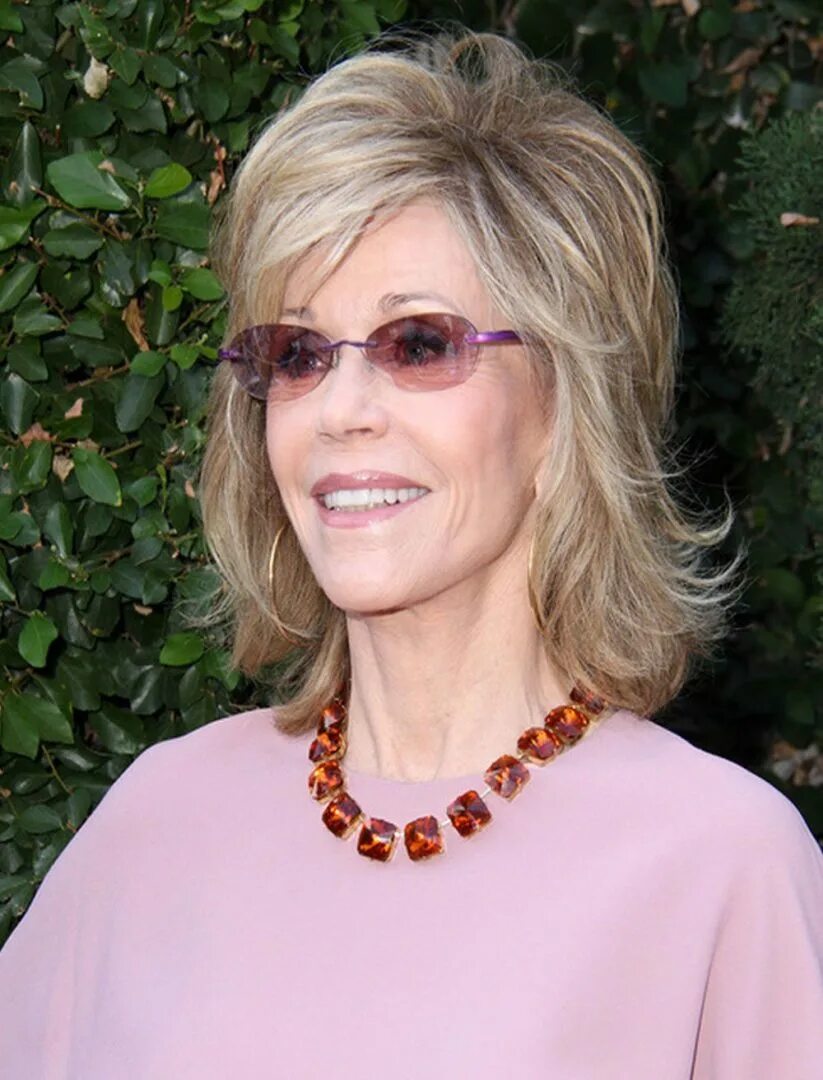 Женщины после 50 лет фото. Jane Fonda 2022. Джейн фонда в 55 лет. Стрижки после 50 лет для женщин. Стрижки для женщин после 60.