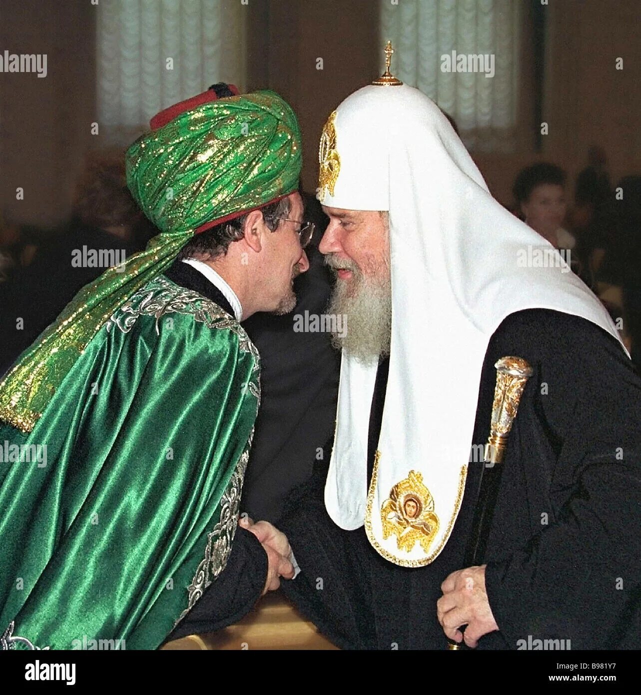 Мусульмане и православные в россии. Муфтий Талгат Таджуддин целует. Митрополит Феофан Таджуддин.