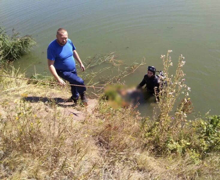 Водолазы из фонтейна вылавливают реликвии и надеются. Нашли тело мальчика утонувшего.