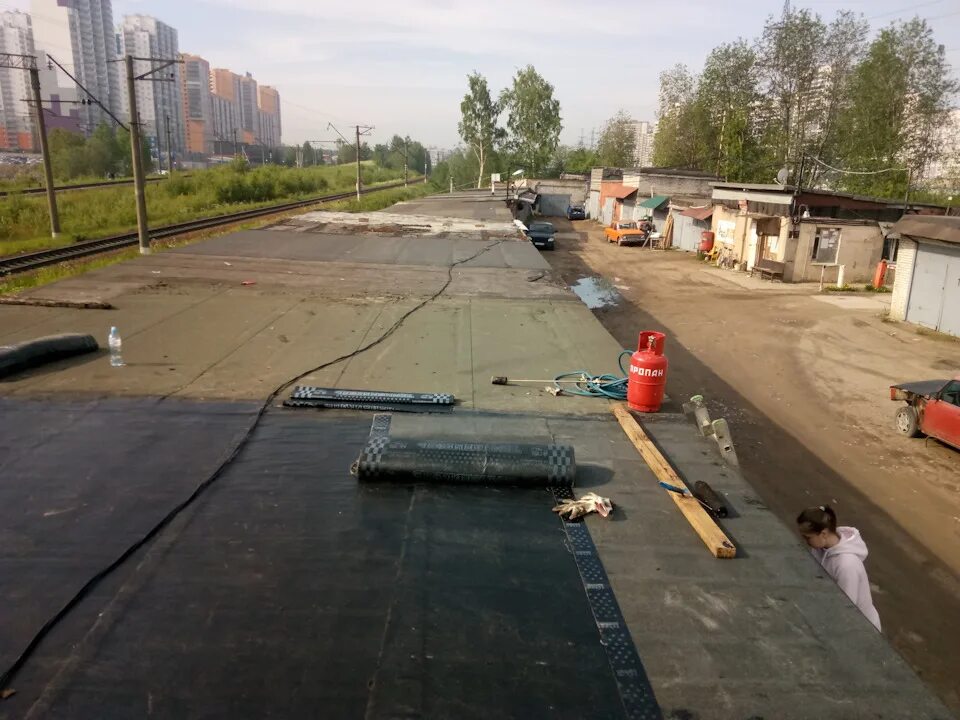 Наплавляемая крыша технониколь. Технониколь гараж. Мягкая кровля технониколь рулонная. Рубероид бикрост шиффер. Плоская наплавляемая кровля.