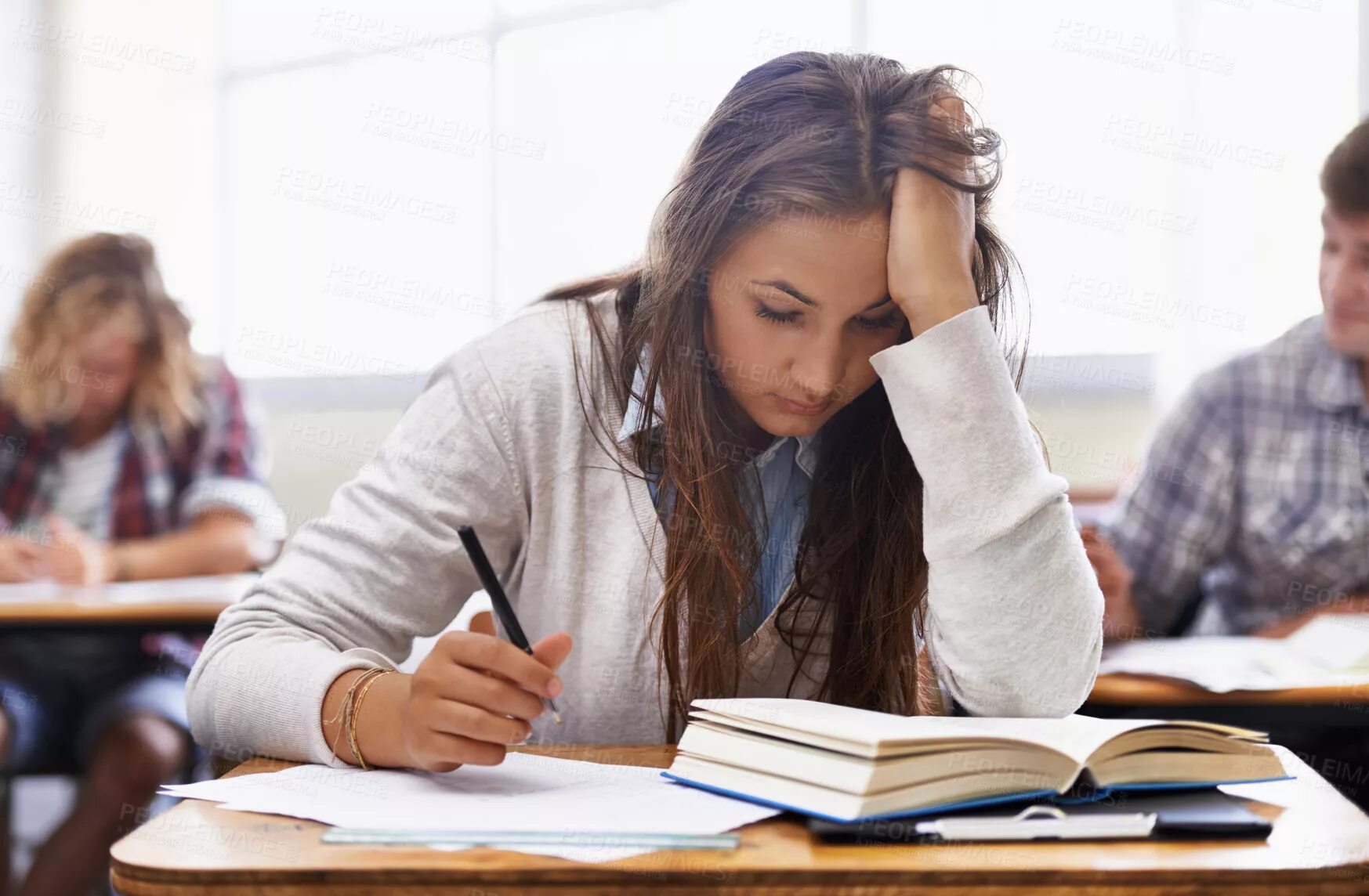 She study for her exams. Студент за партой. Стресс. Утомляемость студентов. Стресс у студентов.