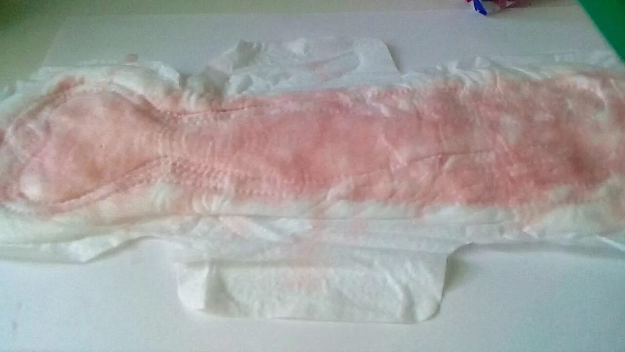 Прокладка с менструацией. Прокладки месячных использованные. Прокладки после месячных