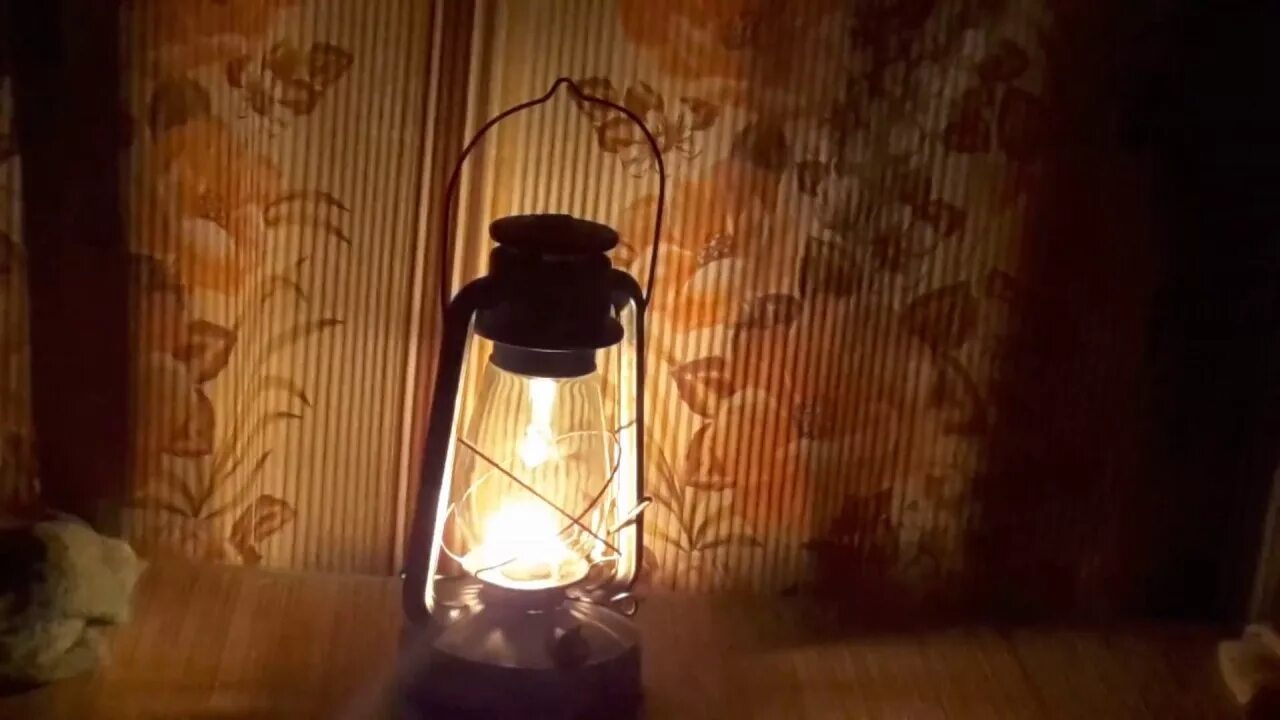 Лампадка на керосине. Электрическая лампочка. Столетняя лампа в калифорнии. Самая старая лампа накаливания. Ливермор лампочка.