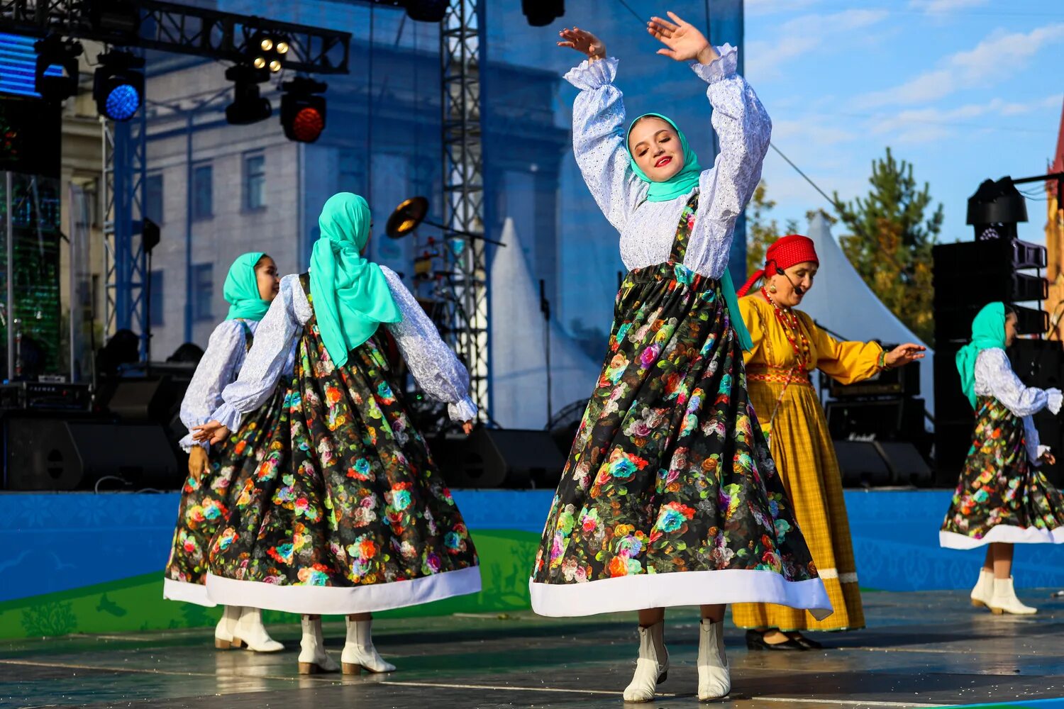 Фестивали праздники Иркутской области. Народные праздники Иркутской области. Праздничная фотосессия коллектив. Юбилей Иркутской области 85 лет. 14 мая в иркутской области какой праздник