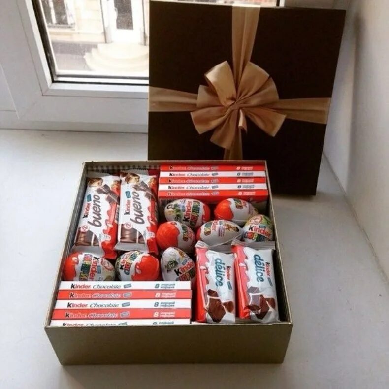 Подарочные коробки со сладостями. Sweet box большая коробка. Коробка с цветами и сладостями. Коробки сладостей подарки своими руками. Коробки сладостей подарки своими руками.