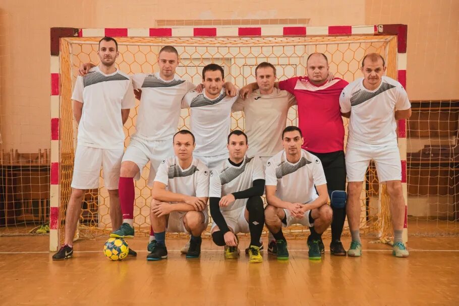 Футбольная команда юность. Спортивные ребята из 1998 года фотографии. Футбол в пугачёве. Волейбол в школе. Мини футбол омск.