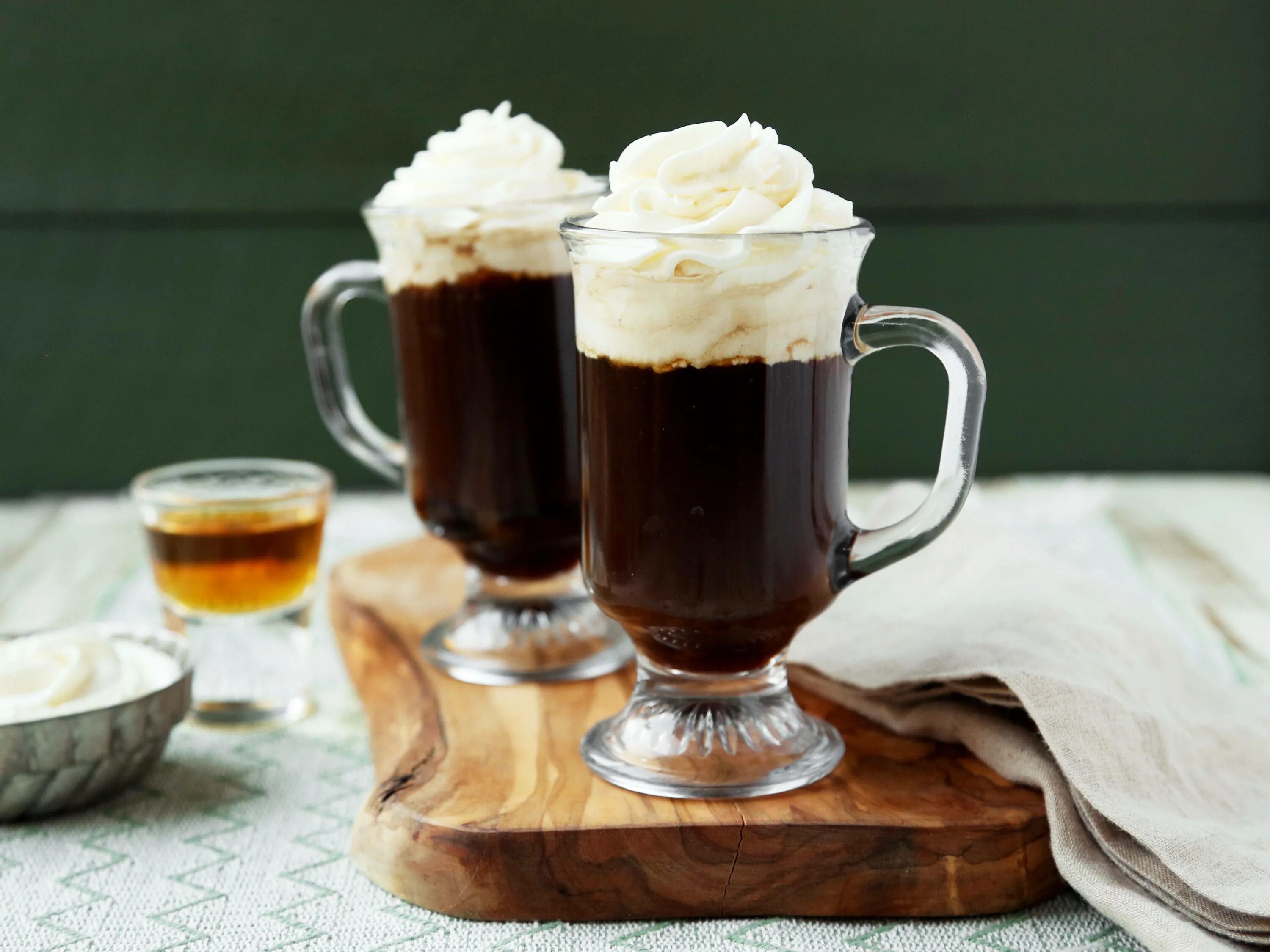 Айриш кофе по-ирландски. Ирландский кофе (Irish Coffee).. Джо Шеридан кофе по-ирландски. Коктейль Айриш кофе. Можно ли сливки в кофе