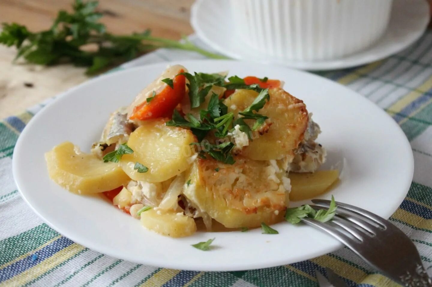 Судак с картофелем. Судак с картошкой и морковью в духовке. Судак рыба филе. Судак запеченный с картофелем. Судак с печеным картофелем.