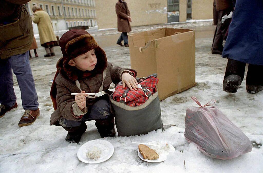 Не помогайте люди странам. Голодные бездомные дети. Голодные дети на помойке. Бездомные дети зимой.