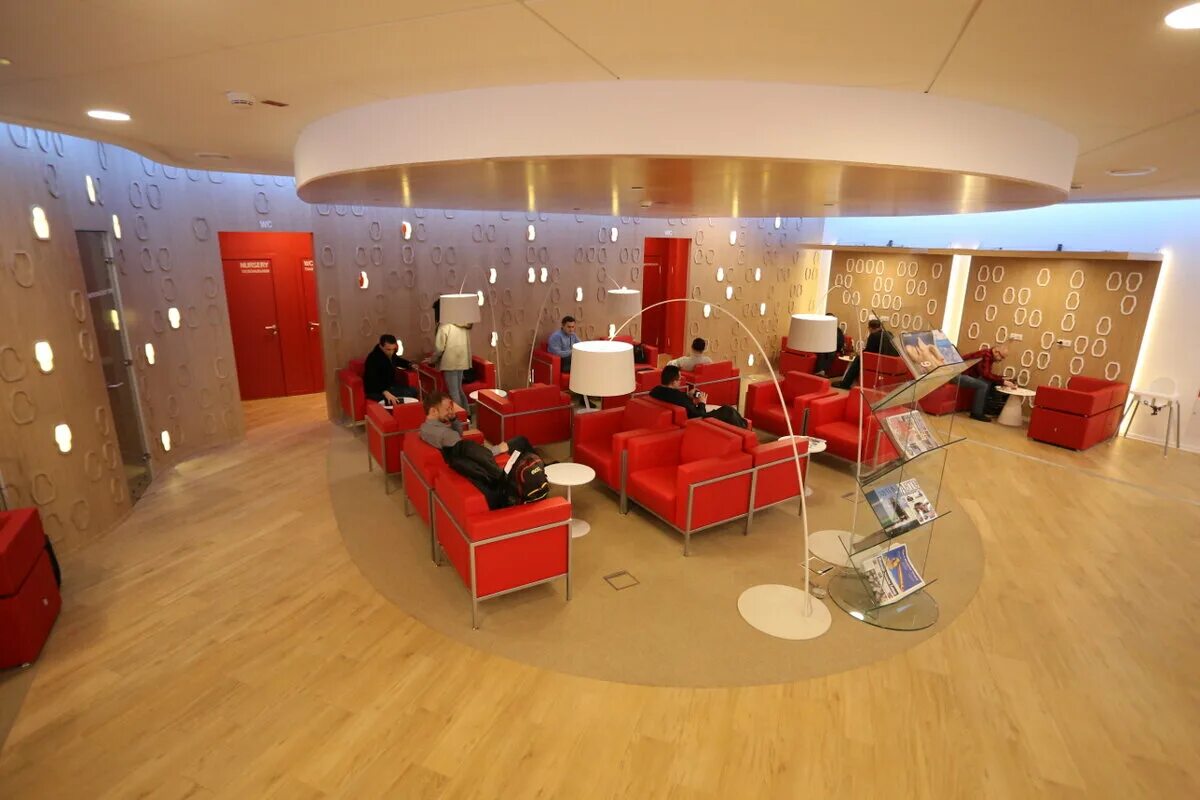 Бизнес зал шереметьево б. Вип зал в аэропорту шереметьево. business lounge шереметьево. вип зона в аэропорту шереметьево. лаунж зона в шереметьево.