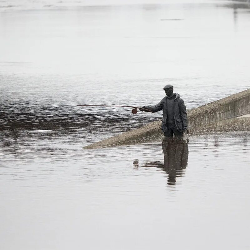 Уровень волги в твери. Разлив волги в твери. половодье. вода выходит из берегов. волга вышла из берегов.