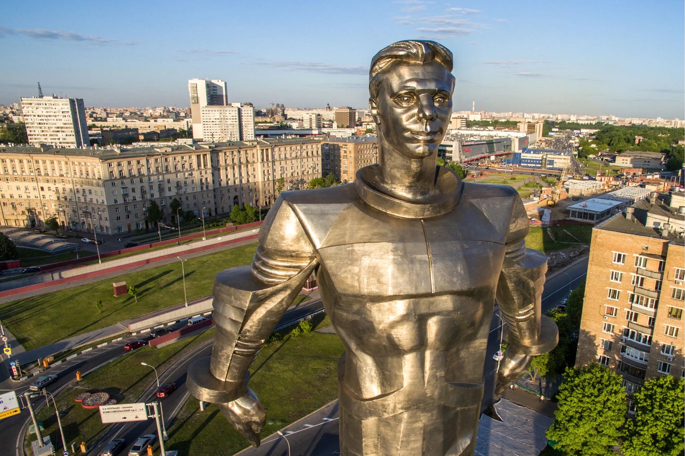 Москва гагарин будет. Памятник Юрию Гагарину Ленинский проспект. Памятник Гагарину в Москве на Ленинском проспекте. Памятник Гагарину на Ленинском проспекте 1980. Памятник Гагарину Бондаренко.