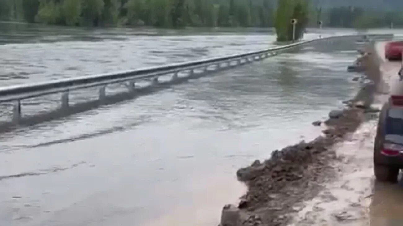 Вода в реке бия. Река вышла из берегов. Река Бия. Река Обь в Алтайском крае. Уровень воды в Барнауле.