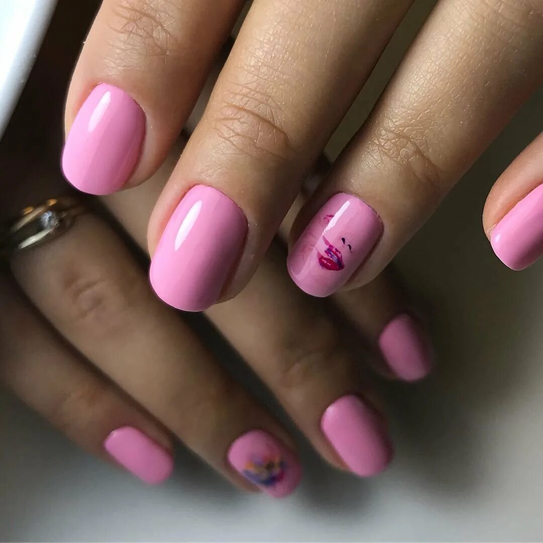 Нежный маникюр. Розовый маникюр на короткие ногти 2023. Розовый маникюр на короткие ногти 2023. Нежный маникюр с сердечками. Розовый маникюр с наклейками.