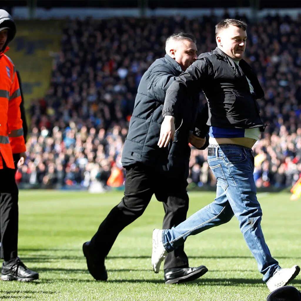штраф за выбегание на футбольное поле. штраф за выбегание на футбольное поле. финал чм 2018 выбежали на поле. штраф за выбегание на футбольное поле. молдавский футбол.