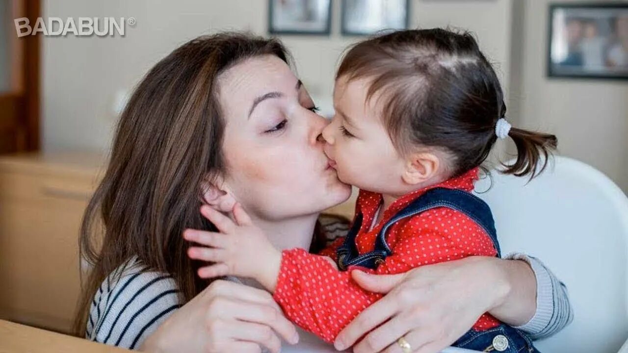 Мама целует. Ребенок облизывает мороженое. Мом daughter kiss. Мама целует малыша. Поцелуй дочери.