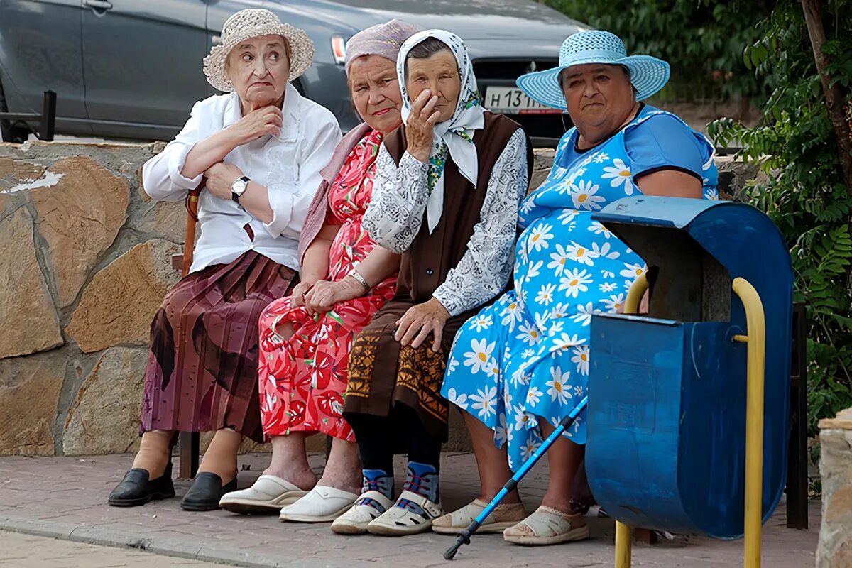 Бабушки спорят. Бабульки на скамейке. Бабки на лавке. Старушка на скамейке. Сплетницы бабушки на скамейке.