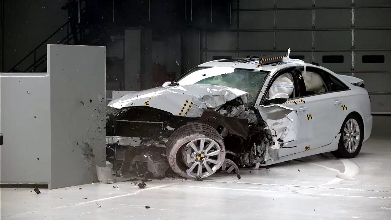 Crash 6. Краш тест ауди а8. краш тест ауди а4. audi a6 краш тест. audi rs7 crash test iihs.