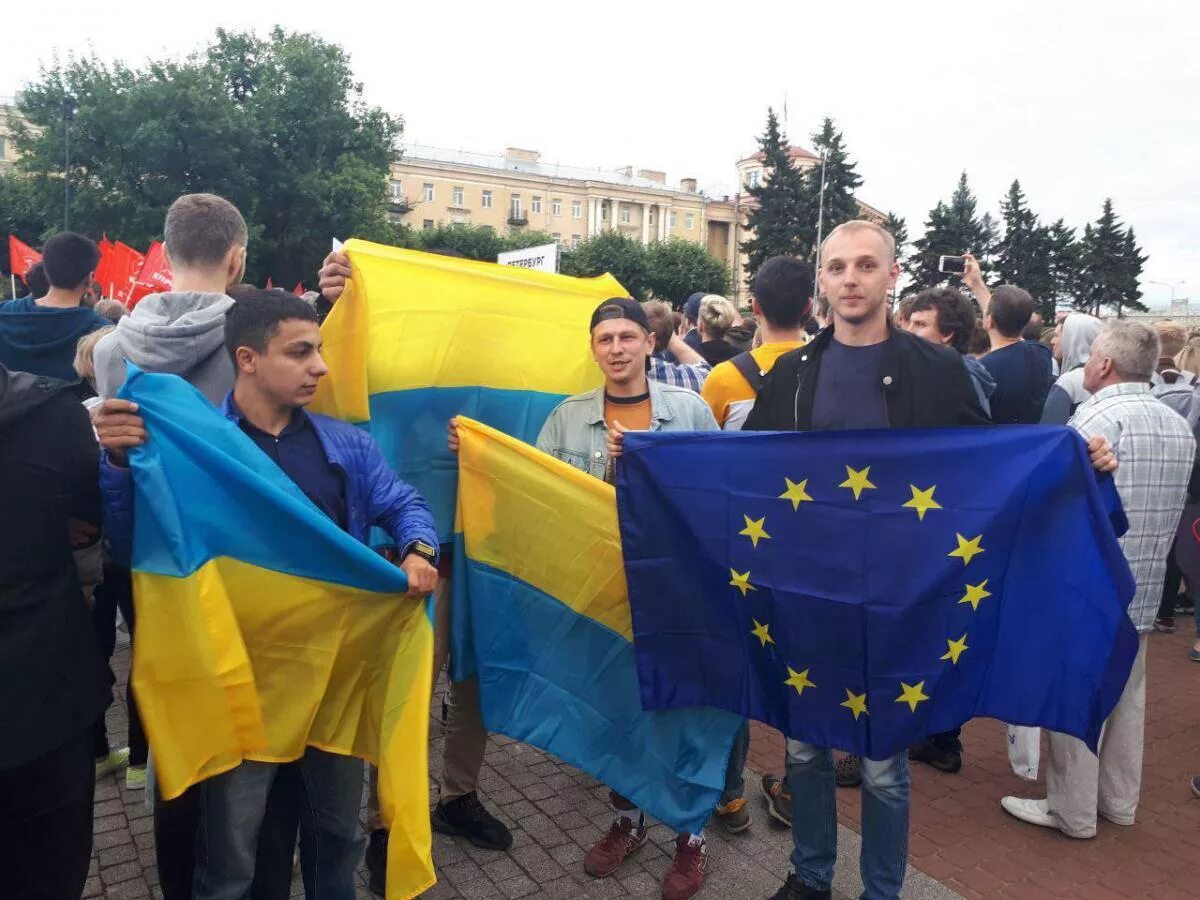 Московские хохлы. Митинги за Украину в Украине. Украинцы в Москве. Украинцы с флагом. Украинец в Москве на митинге.