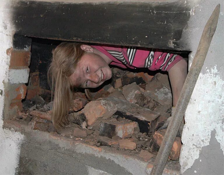 человек в печи. печка. огонь в печке. печь топится. человек в печи.