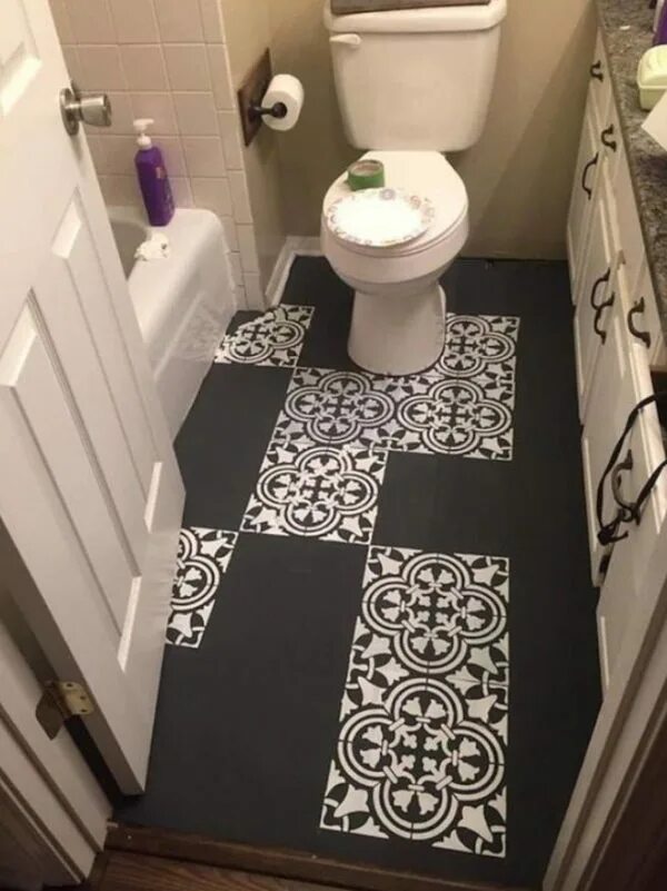 Покрасить плитку в ванной. Крашеный пол в ванной. Покраска пола в ванной. Плитка напольная в санузел. Плитка на пол в туалет.