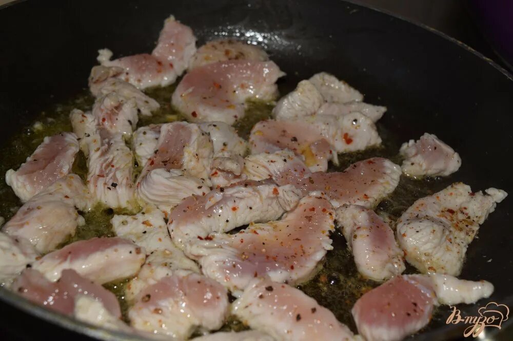 Как быстро и вкусно приготовить филе индейки. Индейка в сливочном соусе на сковороде. филе индейки в сливочном соусе на сковороде. кусочки индейки в сливочном соусе. индейка с грибами на сковороде.