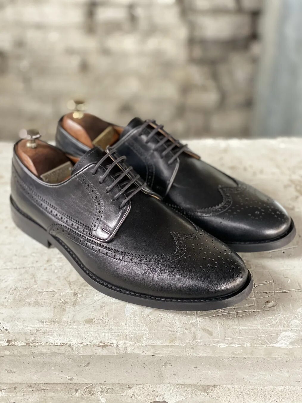 Дерби лонг броги. Броги хендерсон. Черные броги мужские. Классические туфли мужские оксфорды. Черные броги мужские.