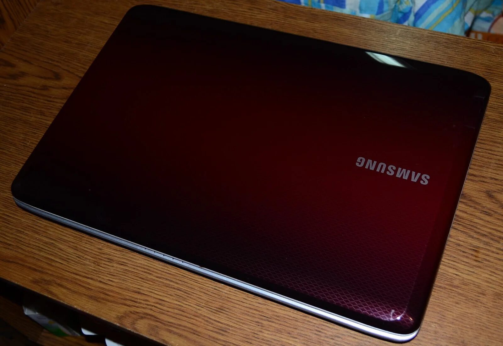 Купить samsung киров. Ноутбук самсунг r528. Ноутбук Samsung NP r528. Samsung r528 HDMI. Бордовый ноут самсунг модель r530.