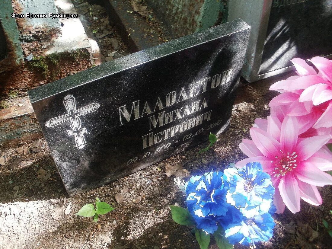 семейные памятники на могилу. подзахоронение урны с прахом. памятник под урну с прахом. захоронение урны в землю. подзахоронение урны с прахом.