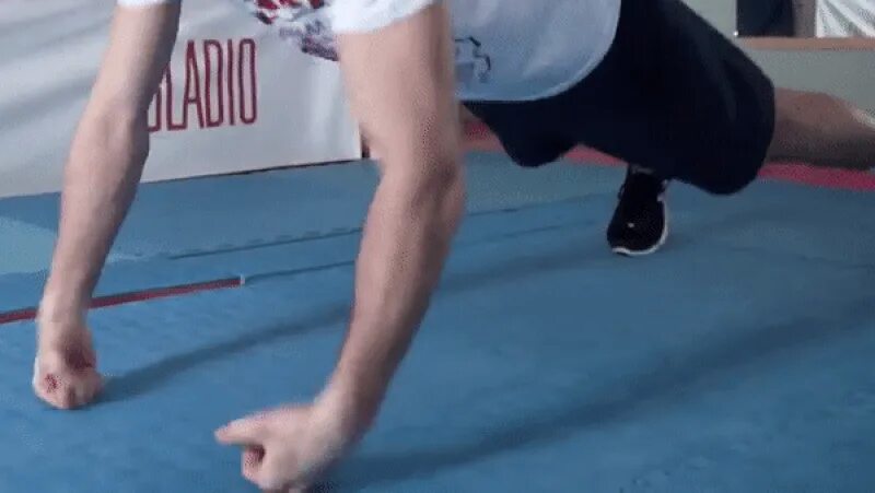 Геннадий квиквиния сагинашвили. Отжимания на кулаках. Упражнения на укрепления кисти и пальцев. Как укрепить кулаки. Тренажер для набивания кулаков.