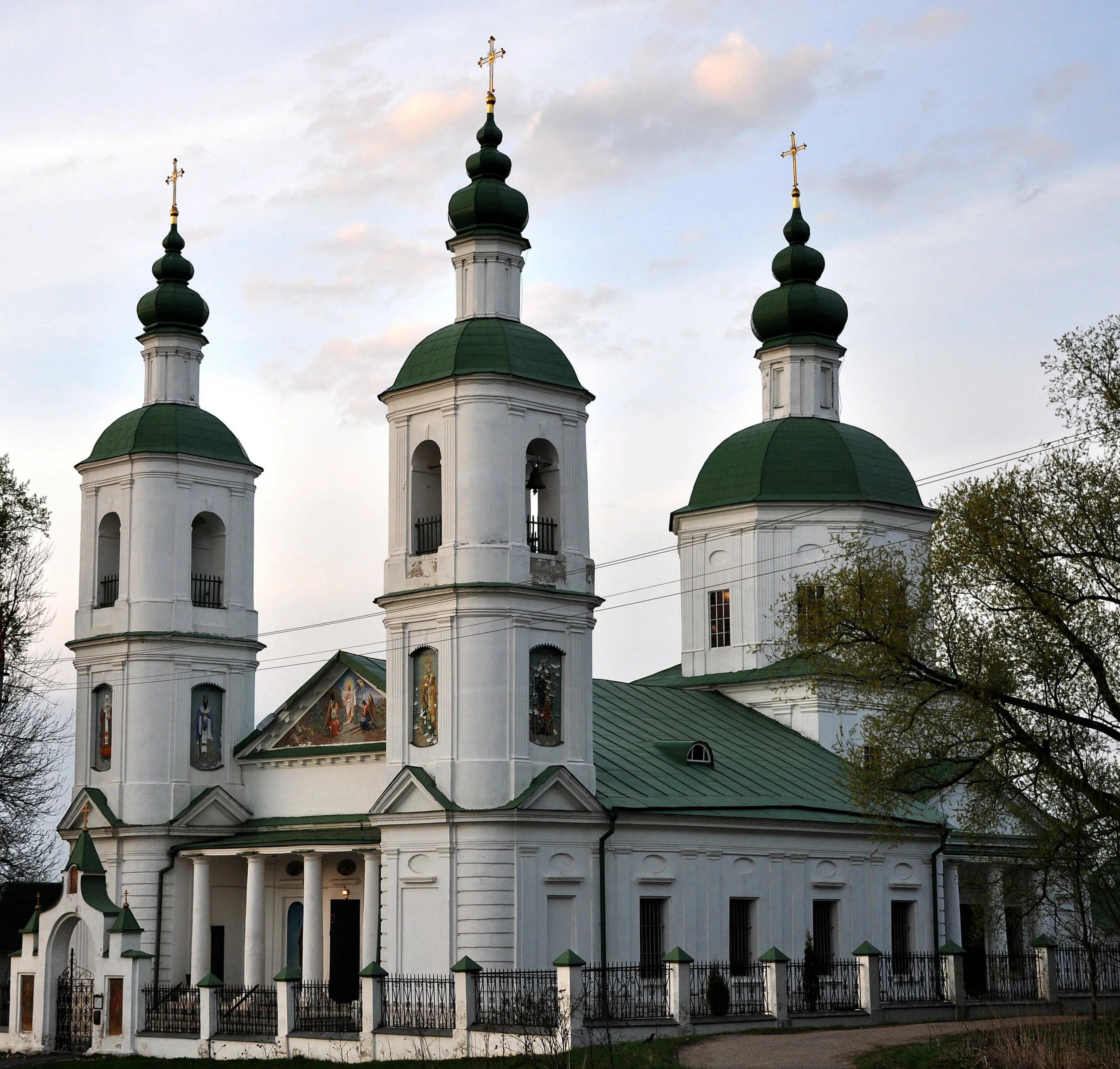 Воскресенский храм села молоди. Храмы в Чехове Московской области. Церковь Чеховский район. Храм Воскресения Христова Московская область. Погода в молодях