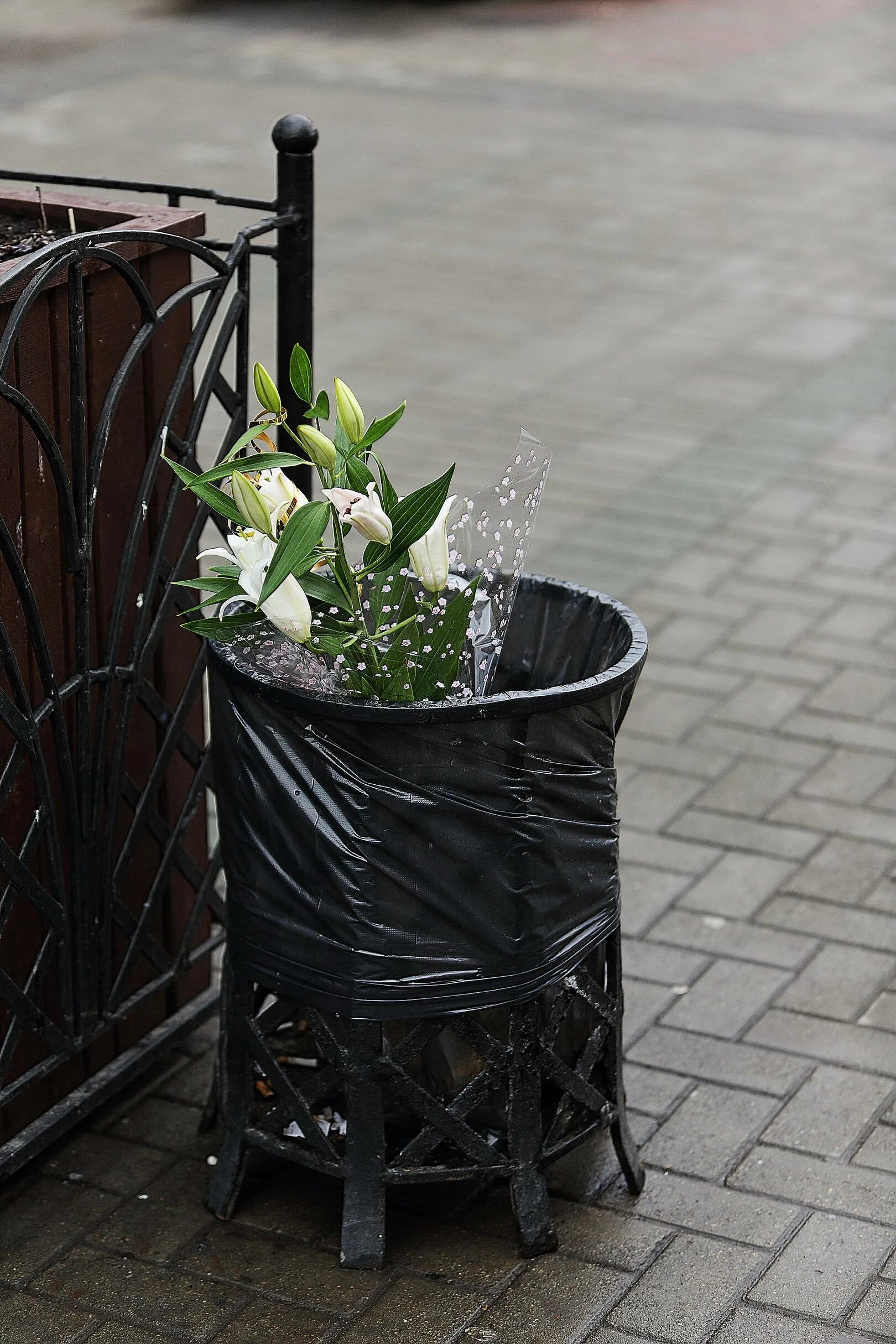 продавцы букетов цветов фото красивые. розы в мусорном ведре. можно ли выбрасывать цветы. утилизация цветов. выброшенный букет.