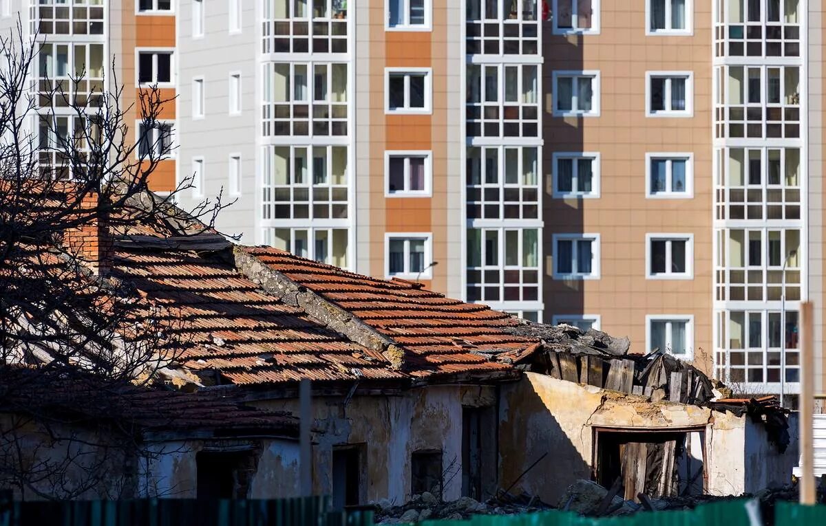 Расселение аварийного жилья воронеж. Расселение из аварийного жилья. Ветхое жилье. Аварийное жилье. Аварийный дом.