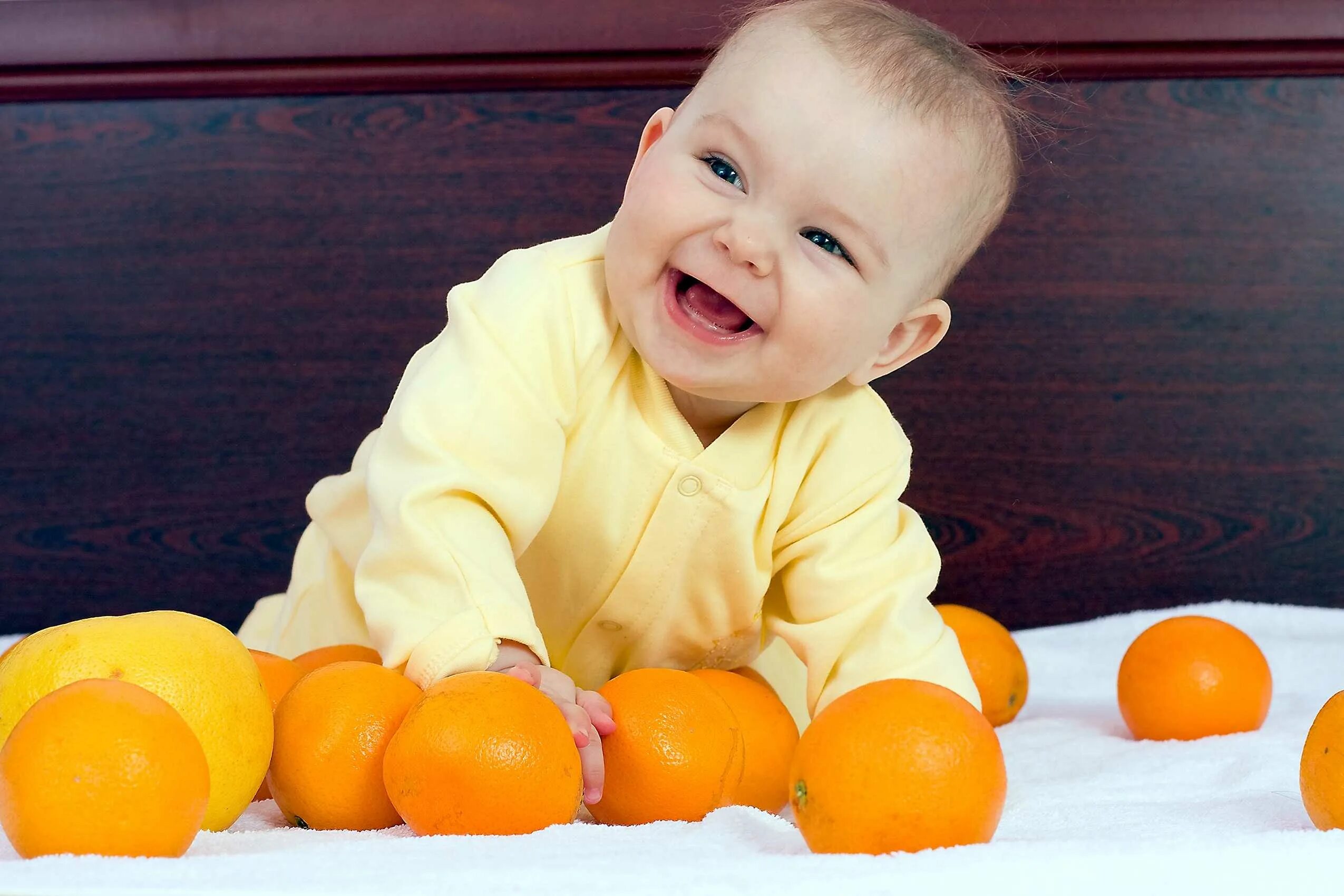 Мальчик мандарин. Апельсин для детей. Малыш с мандаринами. Апельсин с детками. Фотосессия с фруктами.
