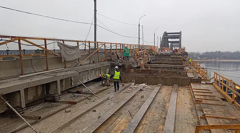 Ремонт моста в городе. Мост через канал. Пролет моста. Монолитный мост. Рухнул пролет моста в Москве.