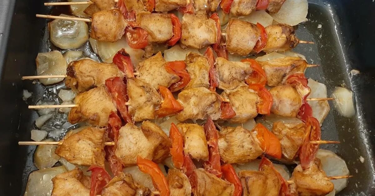 Как сделать куриный шашлык в духовке. Шашлык в духовке на шпажках из курицы с картошкой. шашлык куриный в духовке на шпажках с картошкой. куриные шашлычки с картошкой в духовке. куриный шашлык в духовке на шпажках с картофелем.