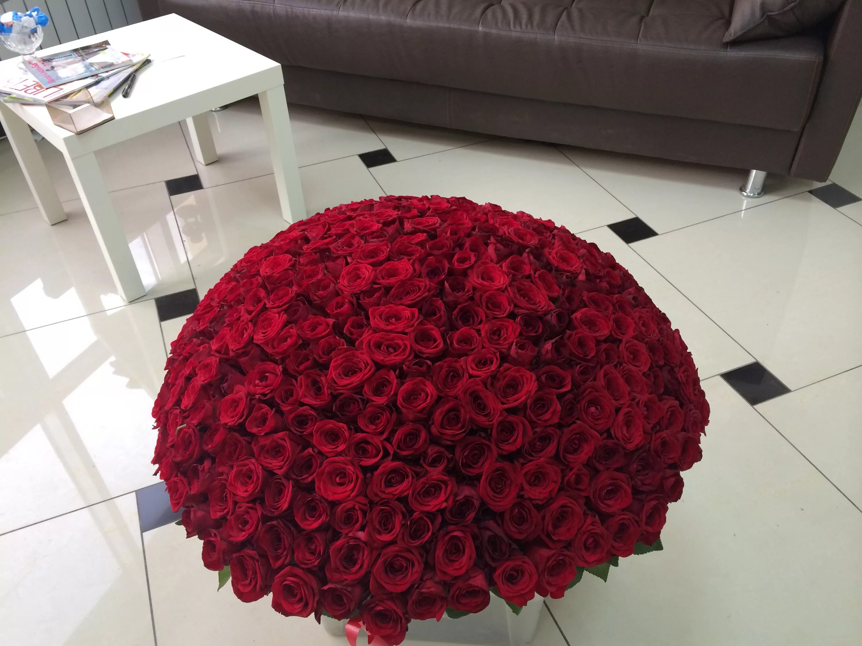 огромный букет цветов. шикарные цветы. букеты цветов на полу. букет цветов на полу. красивый букет дома.