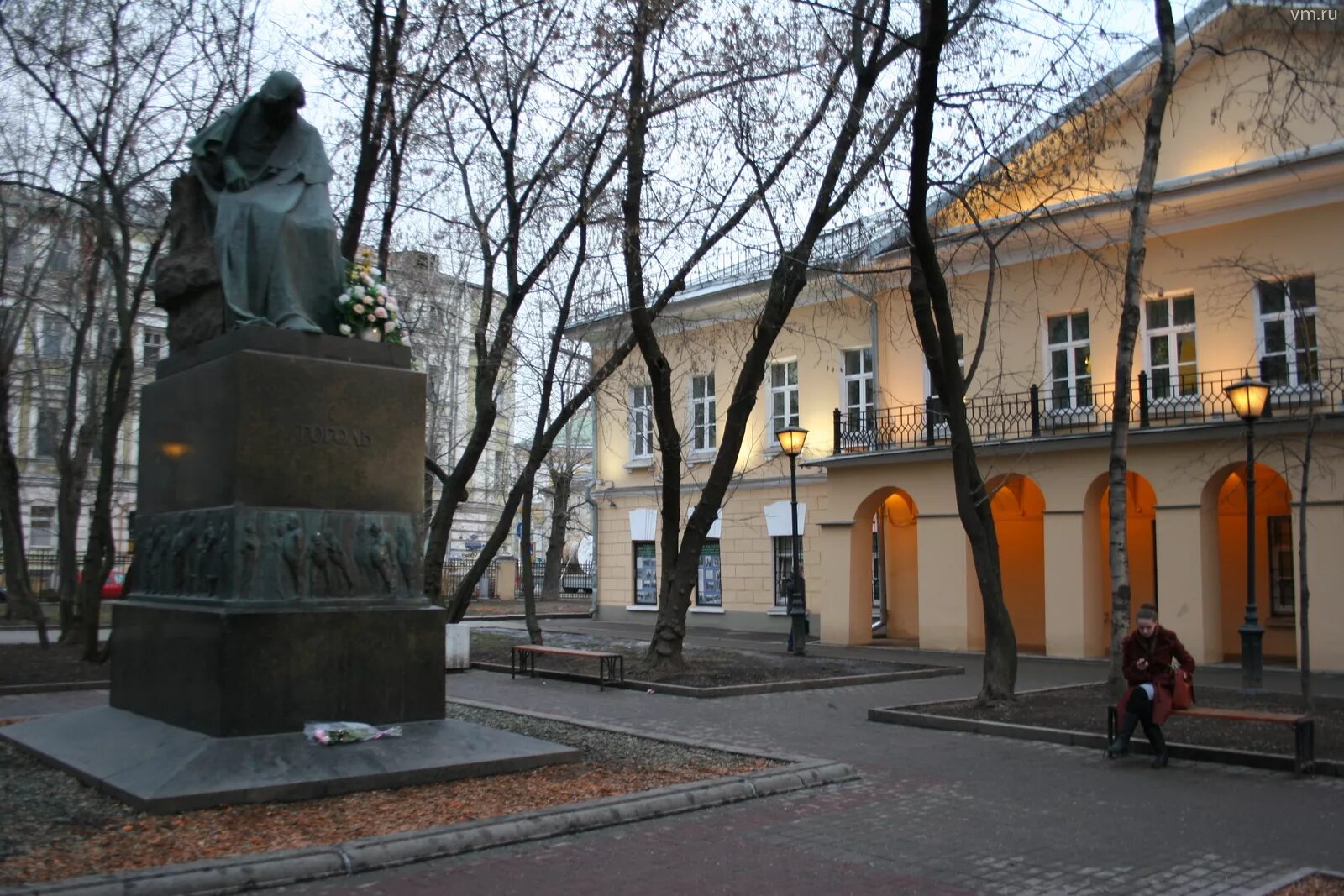 Дом гоголя. Памятник н.в.гоголю на никитском бульваре. дом-музей гоголя в москве на никитском бульваре. памятник гоголю в москве на никитском бульваре. памятник гоголю (никитский бульвар).