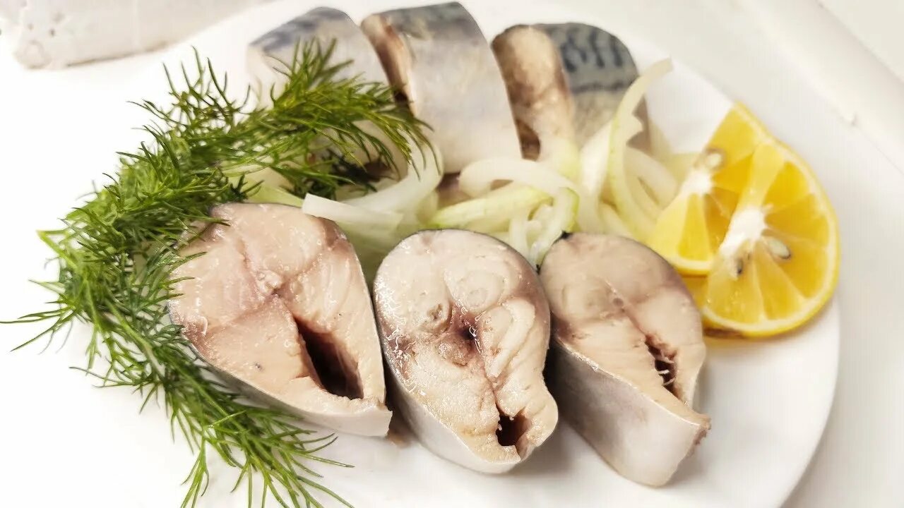 Скумбрия малосольная. Маринад для рыбы скумбрии. Скумбрия пряного посола кусочками. Маринованная скумбрия фото. Скумбрия.