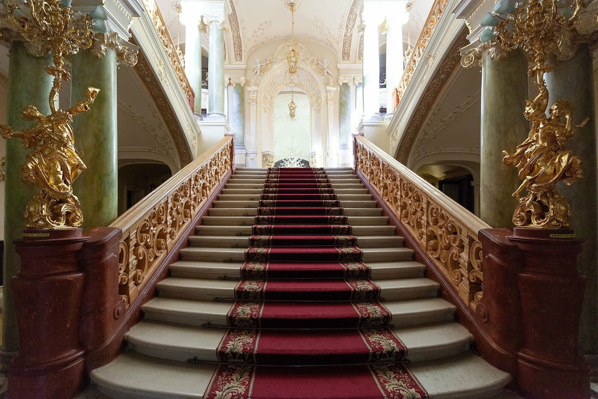 Сенатский дворец московского кремля екатерининский зал. Сенат лестница. Мариинский дворец лестница. Сенатский дворец московского кремля. Посольская лестница в эрмитаже.