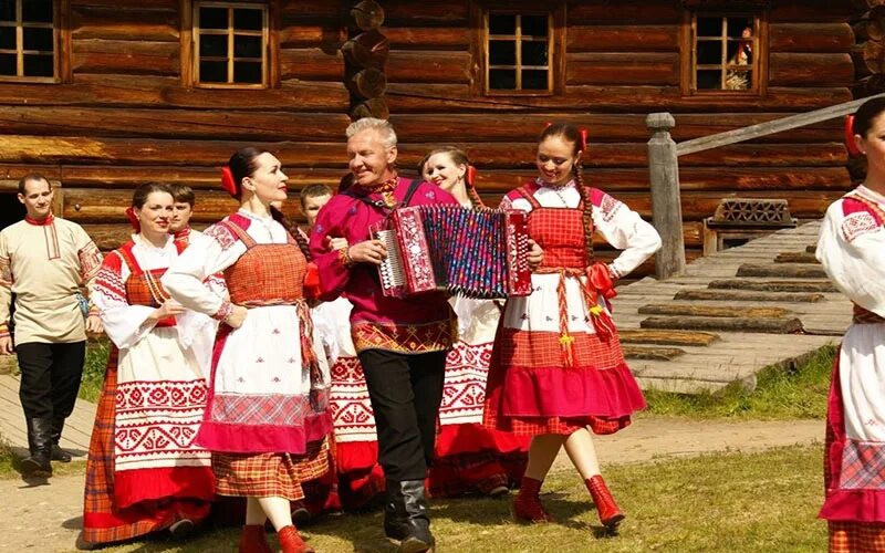 Русский народ. Русский традиционный танец. Русские народные танцы в деревне. Люди в русских народных костюмах.